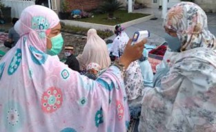 Terapkan Protokol Kesehatan, Warga Malang Gelar Salat Ied
