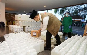 Sambut Lebaran, Bupati Azwar Anas Bagikan Hand Sanitizer