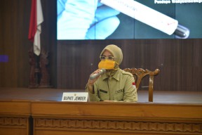Bupati Jember, dr Faida Minta Penyaluran Bansos Perhatikan Protokol Covid-19