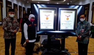 Gelar Khotmil Quran Online, Gubernur Khofifah Terima 2 Penghargaan MURI