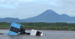 Dua Truk Penambang Pasir Lumajang Terseret Lahar Hujan Gunung Semeru