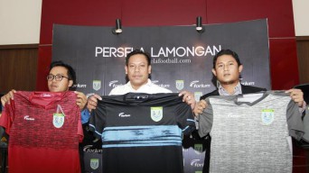 Persela Serahkan Bantuan APD Hasil Lelang Jersey