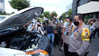 Pemprov Jatim Hibahkan 5 Mobil ke Polda Jatim