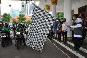 Bantuan Koarmada Diantarkan Ojol ke Para Penerima