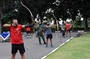 Prajurit Brigif 2 Marinir Latihan Memanah