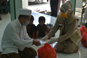 Bupati Faida Serahkan Bantuan untuk Santri di Jember