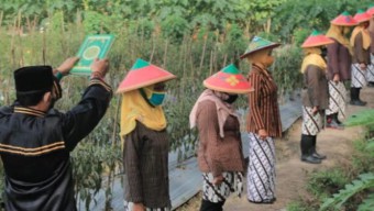 Hindari Covid, Lantik Kepala Sekolah di Tengah Sawah