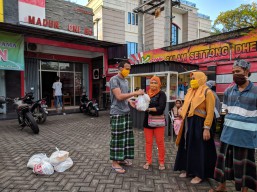 Kiper Madura United dan K-Conk Mania Bagi Sembako