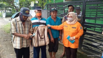 Warga Jombang Terima Sembako dari Gubernur