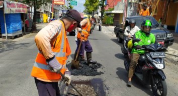 Tim Jalan Lubang Pemkab Jember Tetap Perbaiki Kerusakan