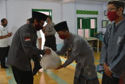 Wabup Jember Bantu Sembako dan Uang Tunai Santri yang Tak Mudik