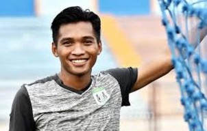 Pemain Persela Asal Bojonegoro Gembalakan Sapi Selama Libur Kompetisi
