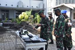 Sidak Gudang Senjata, Danlantamal V Pastikan Persenjataan Aman