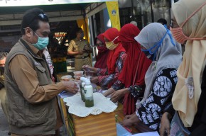 Buka Pasar Murah, Wabup Qosim Ingatkan Jaga Kesehatan