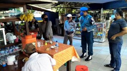 Pomal Lantamal V Turut Disiplinkan Warga Surabaya Patuhi Protokol Covid-19