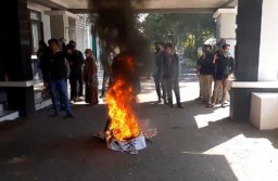 Minta Diskon UKT, Mahasiswa IAIN Jember Demonstrasi Bakar Ban