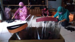 Ada Peluang, Warga Wonoayu Produksi APD