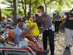 Jelang Hari Bhayangkara, Polisi di Bojonegoro Datang Tukang Becak dan Ojek