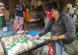 Jamur Enoki Masih Dijual Bebas di Pasar Sidoarjo