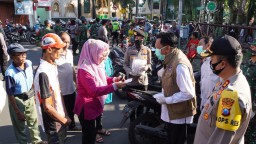 Sambari - Qosim Ajak Forkopimda Bagikan Masker