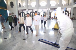 JK Kagum Masjid Al Akbar Surabaya Dibersihkan 5 Kali Sehari