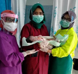 Bayi Lahir di Bus, ‘Pak Sopir Ada Orang Melahirkan, Tolong Berhenti Dulu’