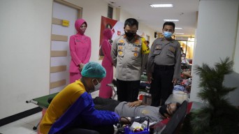 Anggota TNI-Polri di Gresik Bersatu Sumbangkan Darah