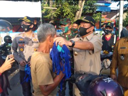 Terapkan Protokol Kesehatan, Forkopimda Lamongan Bagi-bagi Masker Gratis