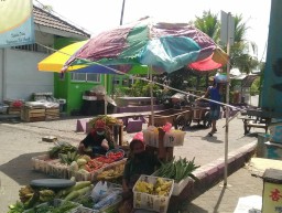 Pasar Krempyeng Masih Ditutup, Pedagang Buka Lapak di Trotoar