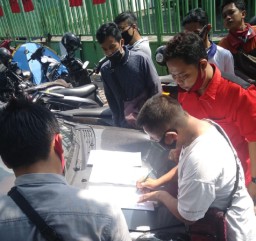 Karyawan Distributor Es Krim Aice di Gresik Unjuk Rasa, Tuntut Pesangon