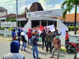 Demonstrasi ke Kecamatan, Mahasiswa Bawean Tuntut Penutupan Akses Kapal Penumpang