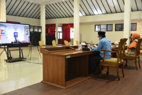 Bupati Faida Ikuti Video Conference Bahas Tahapan Pilkada