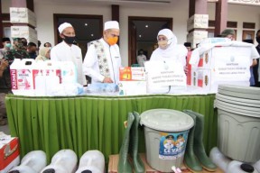 Pemprov Jatim Kirim Alkes ke 168 Pesantren di Jatim