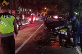 Kijang Tabrak Motor, 2 Orang Tewas di Prigen