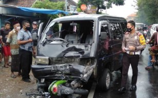 Mobil Perangkat Desa Jombang Seruduk Sekeluarga Naik Motor