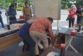 Layaknya Drama Sinetron, Risma Sujud Dua Kali di Hadapan Dokter Saat Rapat Bahas Covid-19