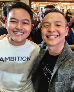 Foto Bareng Gilang Fetish Kain Jarik, Ernest : Gue Gak Pernah Dia Bungkus