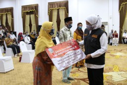 Rentan Terpapar Covid-19, Khofifah Minta Lansia Tak Keluar Rumah