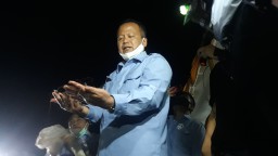 Kunjungi Gresik, Menteri Edhy Ikut Panen Udang Vanami