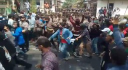 Bentrok Mahasiswa dan Polisi Depan Gedung DPRD Lamongan, 3 Mahasiswa Terluka