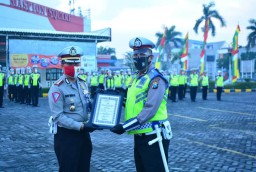 Polisi Penjual Telur Dapat Penghargaan Dan Umroh Gratis Dari Mabes Polri