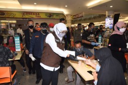 Khofifah Turun Gunung, Bagi Masker dan Edukasi Pengunjung Mall