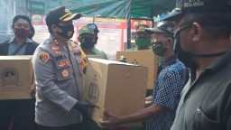 Cegah Klaster Baru Covid-19, Polres Mojokerto Bagikan Face Shiled di Pasar Tradisional