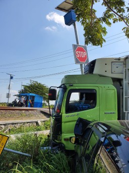Truk Box Oleng, Tiga Kendaraan Rusak dan Sekeluarga Luka-luka