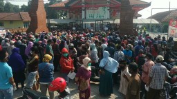 Antrean Penerima Bansos di Mojokerto Abaikan Physical Distancing