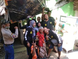 Wartawan Jember Bantu Bedah Rumah Nenek 70 Tahun