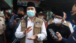 Buka Pintu Pasar Kota, Pak Qosim Disambut Pedagang Pasar