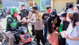 Polisi dan Bonek Bagi-Bagi Ratusan Nasi dan Masker