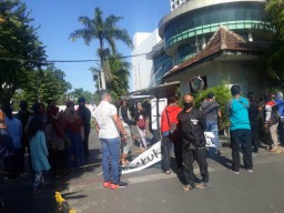 Gaji Urung Dibayar, Karyawan Hotel Garden Palace Surabaya Blokade Pintu Masuk