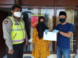 Ibu Muda Mojopurowetan Gondol Kalung Emas